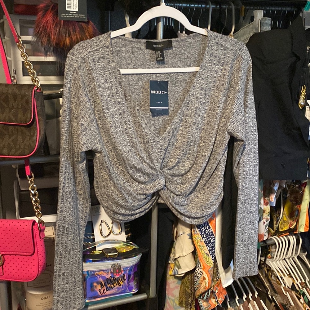 BRAND NEW Super cute gray and black FOREVER 21 + crop top